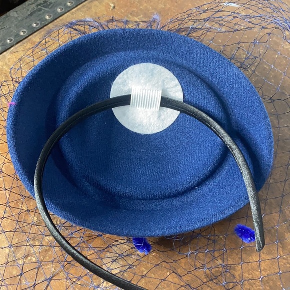 . Vintage Fascinator Hat Hair Piece -  Headband Hat with Vail Netting & Feathers - Picture 5 of 7